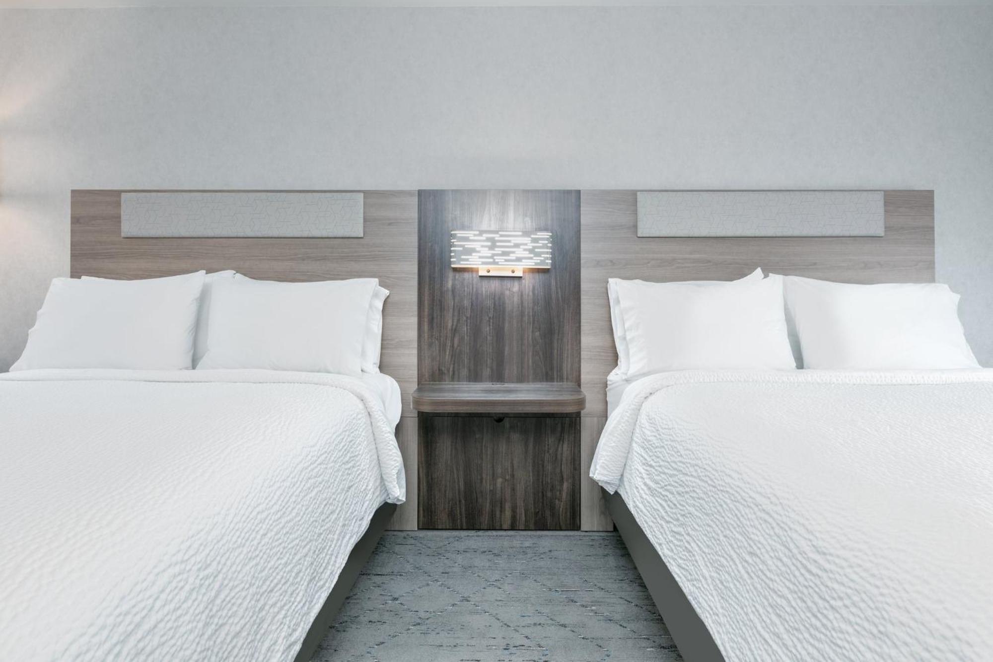 Standard Queen Room Two Queen Beds Mobility Accessible Roll Shower,1616886068:JPEG